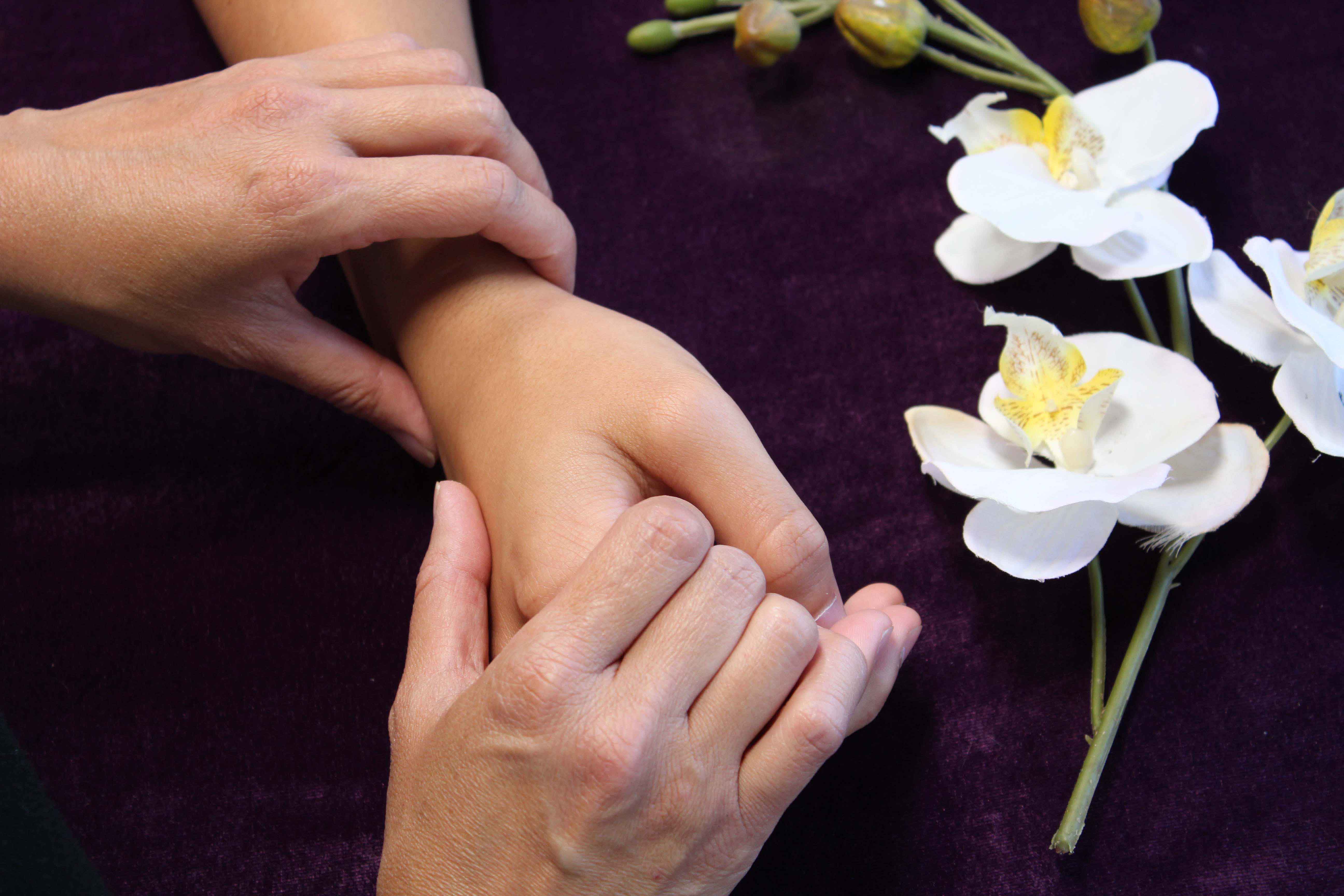 lynn cheng acupuncturist taking patient's radial pulse for diagnosis